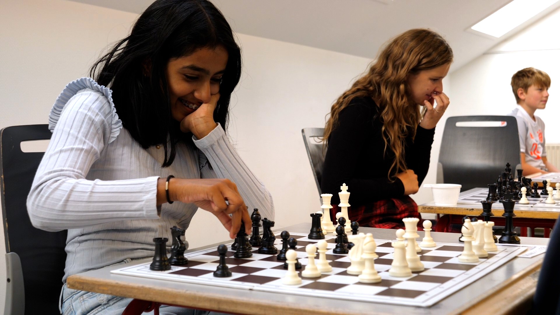 Elever spiller skak